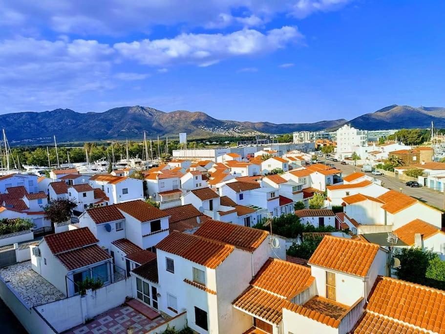 Estudio Con Vistas, Rosas Exterior foto